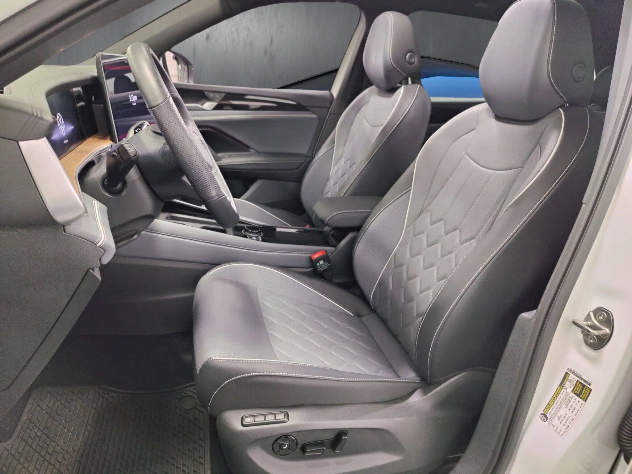 2025 Volkswagen Tiguan SEL R-LINE - Photo 17
