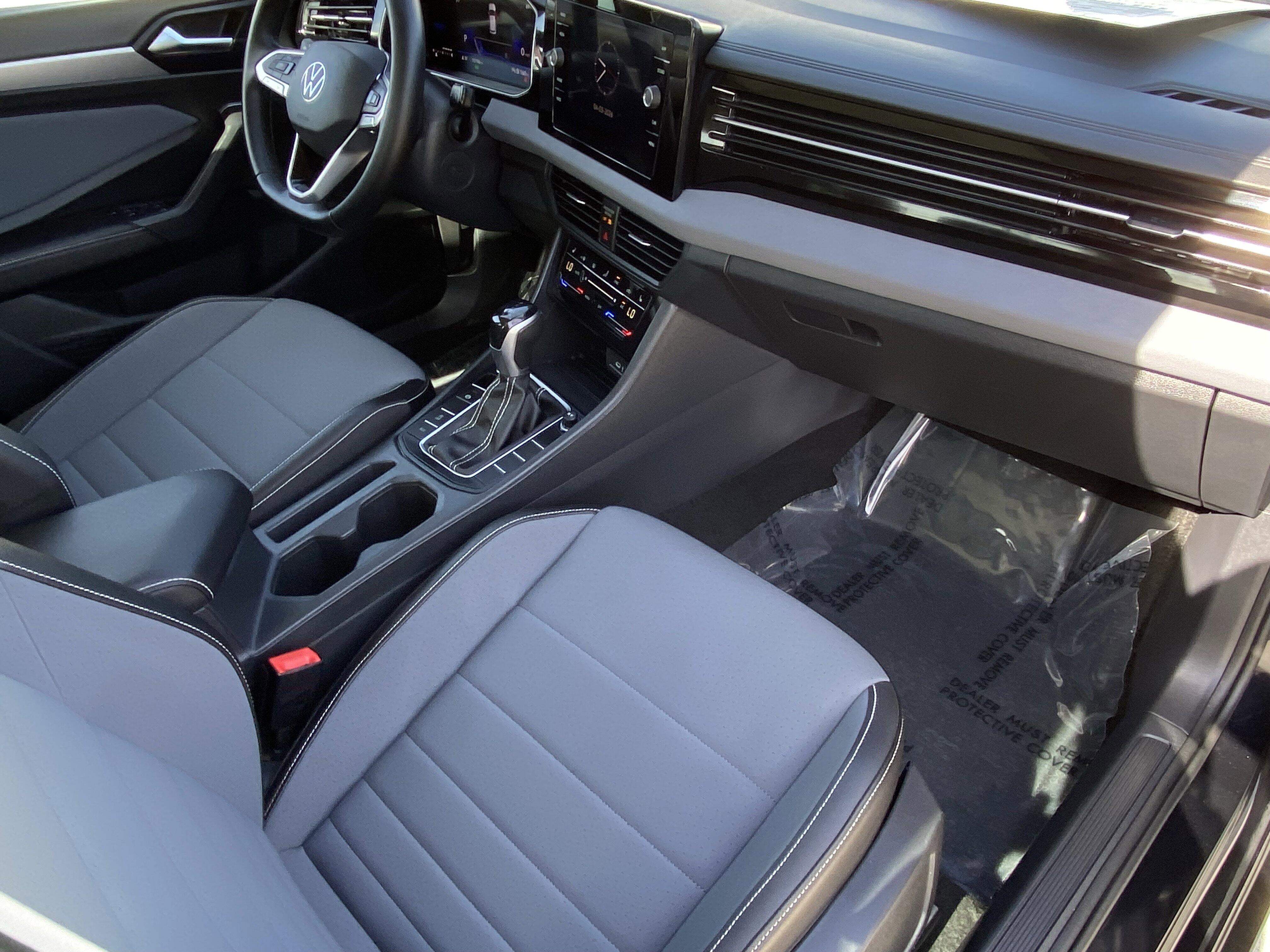 2025 Volkswagen Jetta SE - Photo 9