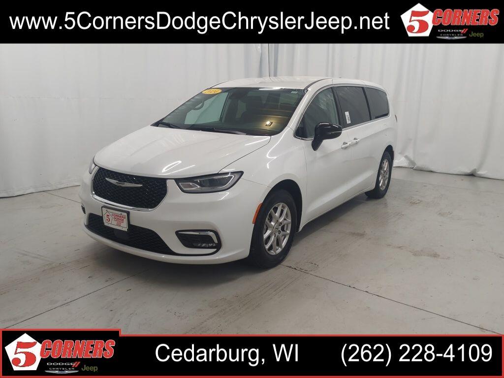 2024 Chrysler Pacifica Touring L's photo
