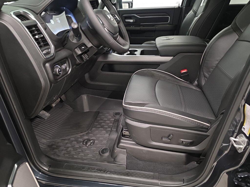 2026 RAM 3500 Laramie - Photo 15