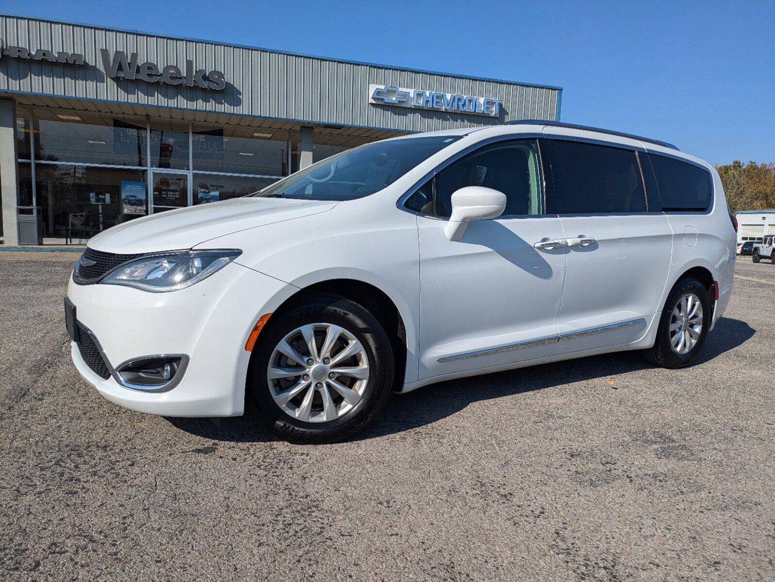 Used 2018 Chrysler Pacifica Touring L with VIN 2C4RC1BG6JR120116 for sale in Benton, IL