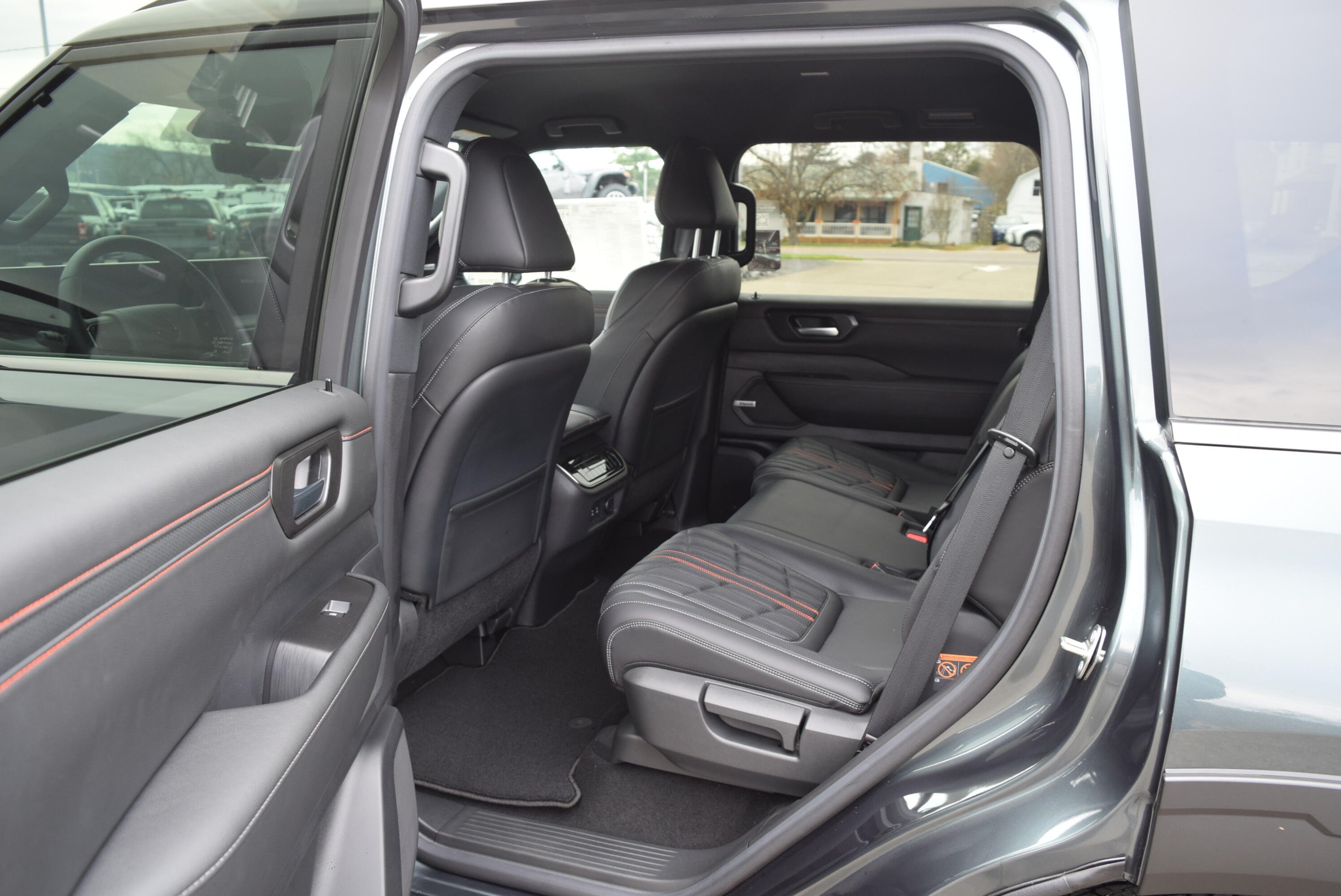 2025 Nissan Armada PRO-4X - Photo 11