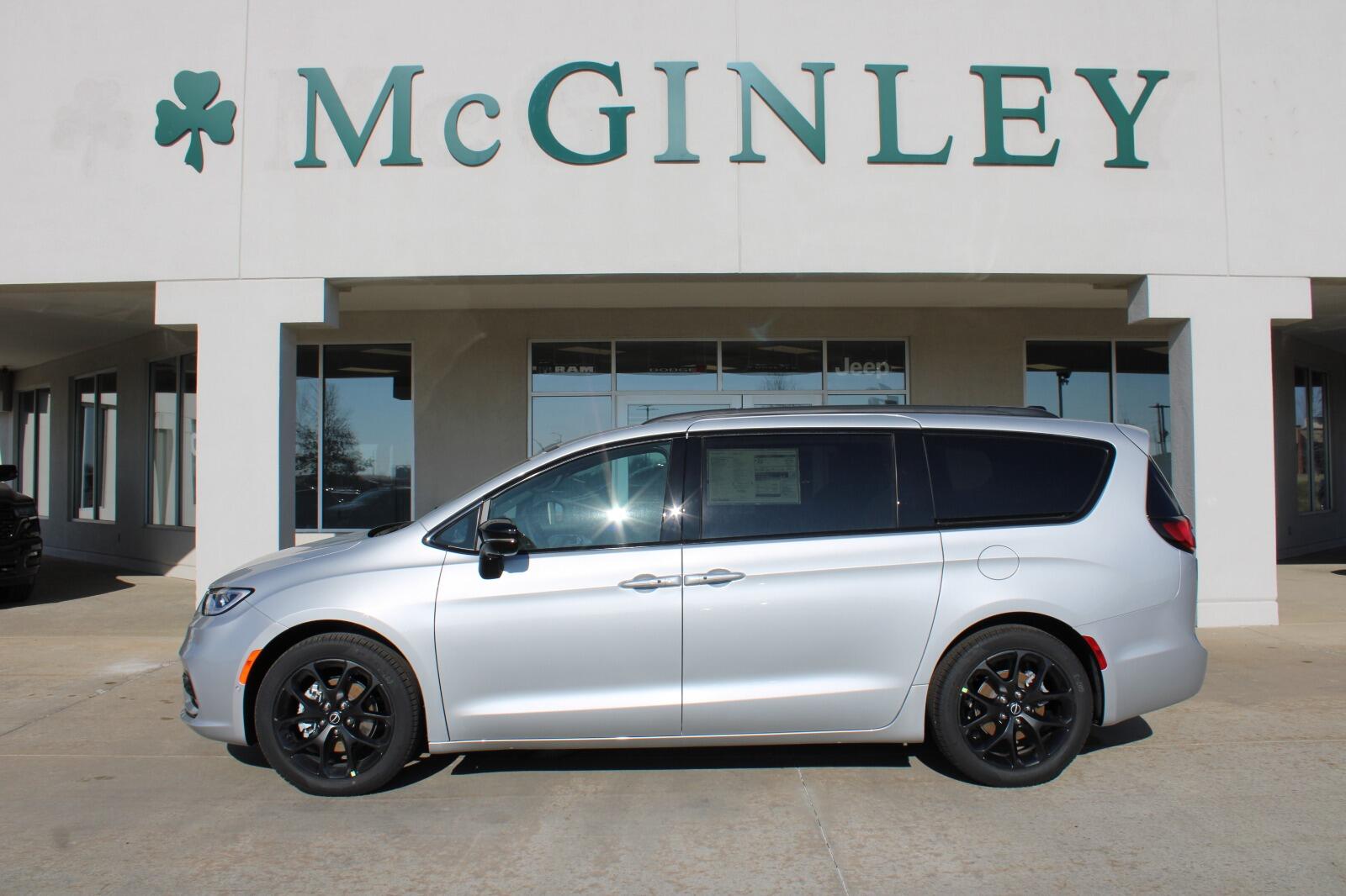 2026 Chrysler Pacifica Limited's photo