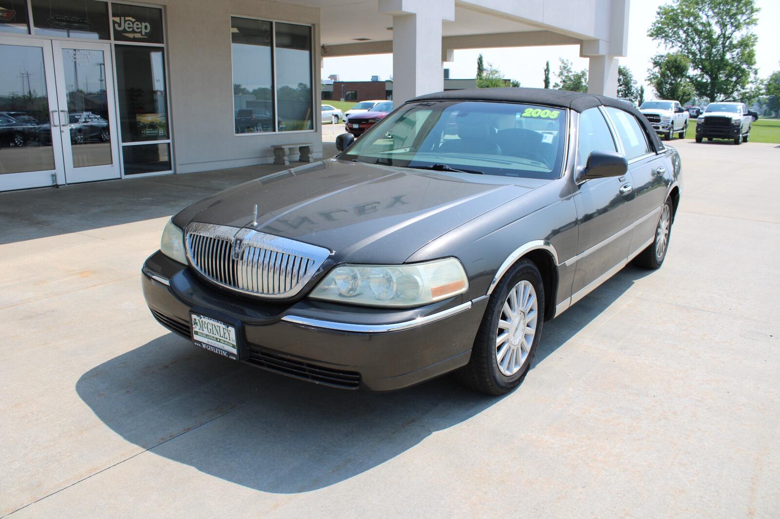Used 2005 Lincoln Town Car Signature with VIN 1LNHM81W35Y602338 for sale in Highland, IL