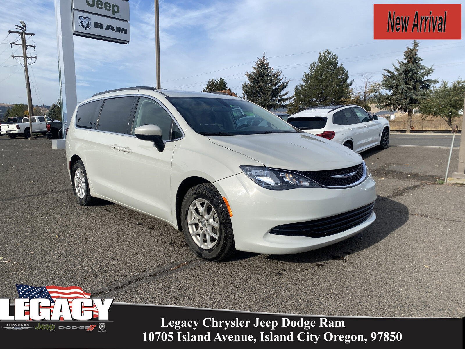 Used 2019 Chrysler Pacifica Touring with VIN 2C4RC1DG4KR597755 for sale in Island City, OR