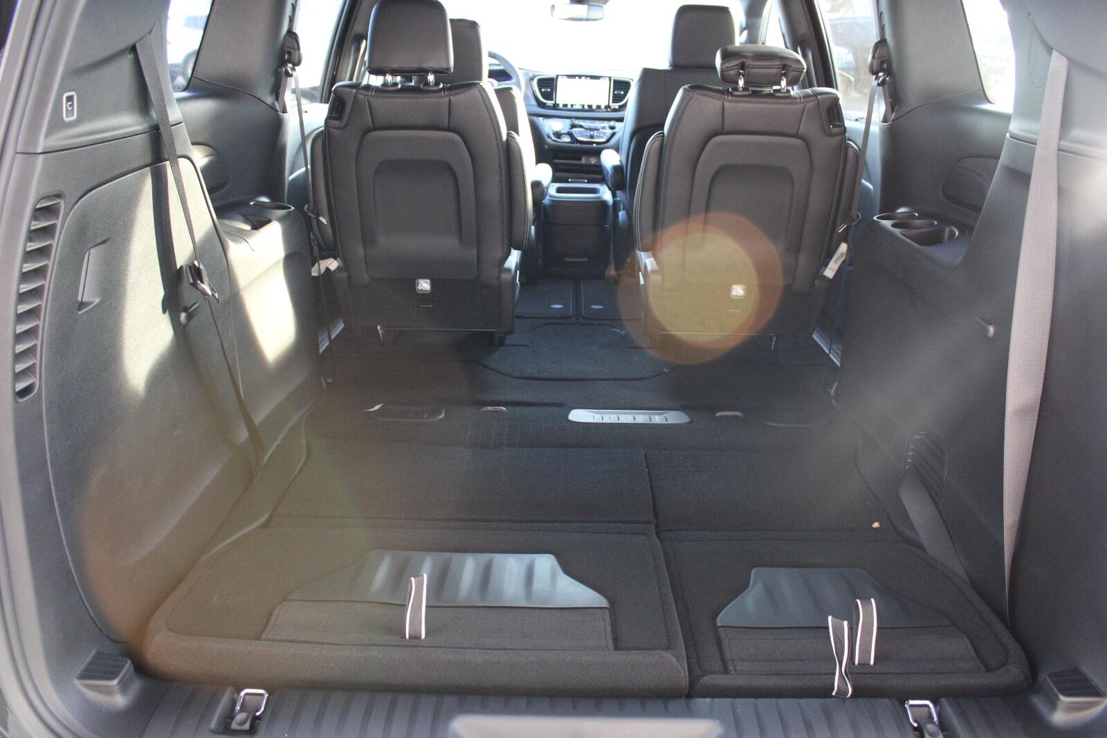 2026 Chrysler Pacifica Select - Photo 28