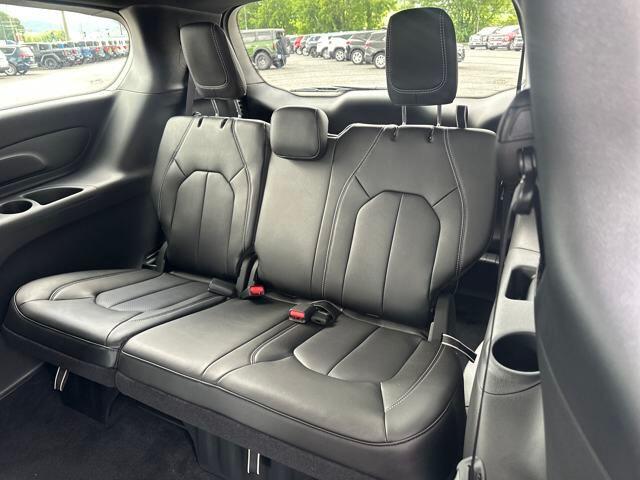 2025 Chrysler Pacifica Select - Photo 17