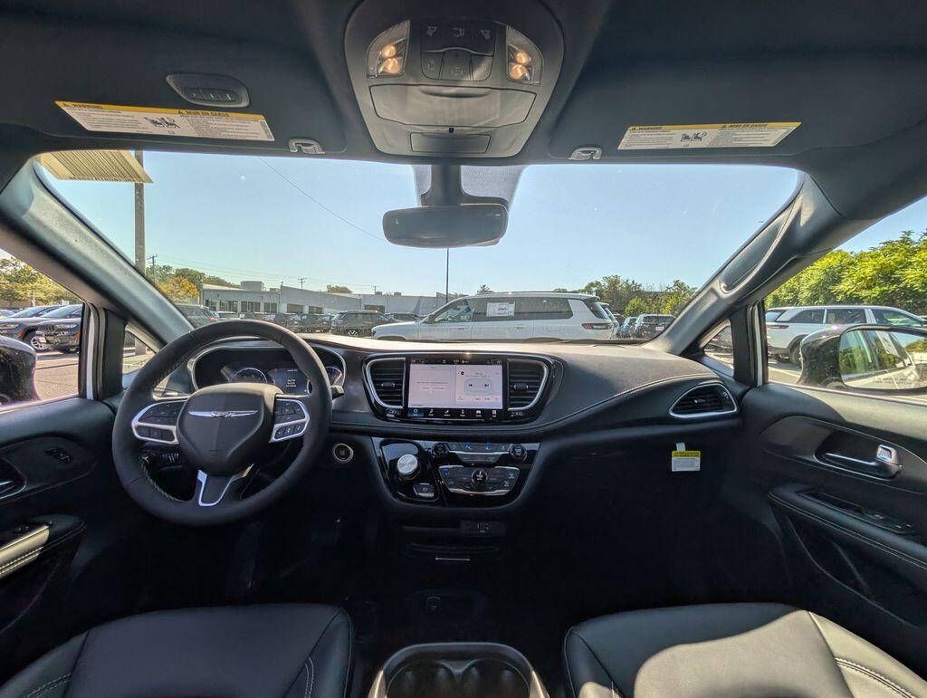 2026 Chrysler Pacifica Select - Photo 12