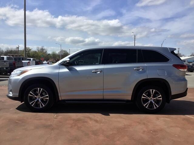 Used 2018 Toyota Highlander LE with VIN 5TDZZRFH7JS251871 for sale in Vinita, OK