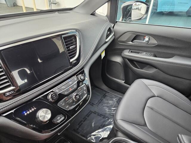 2026 Chrysler Pacifica Select - Photo 17