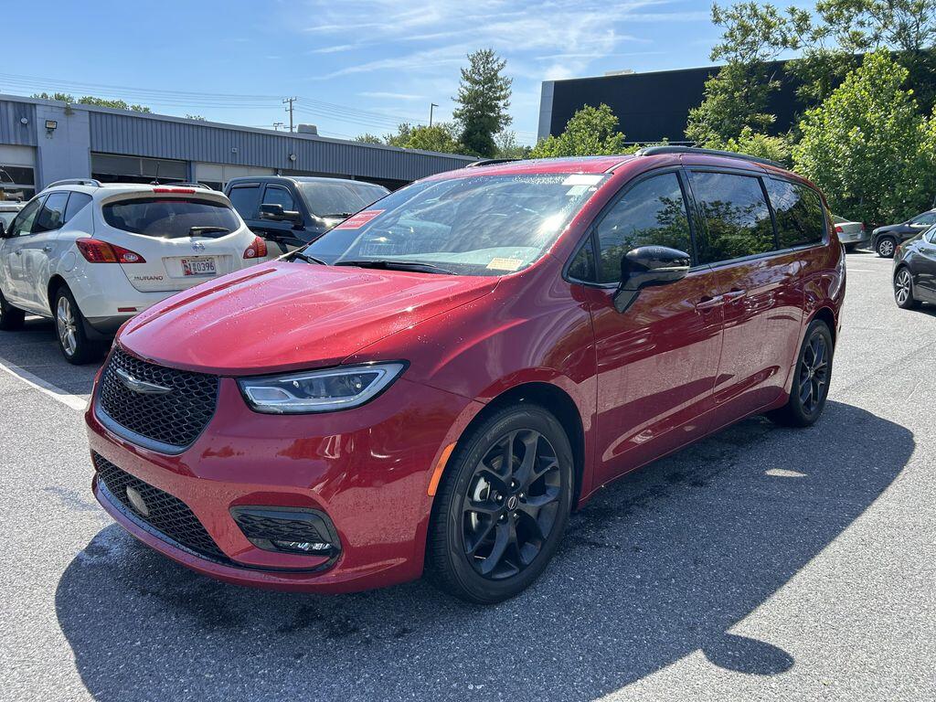2025 Chrysler Pacifica Limited's photo