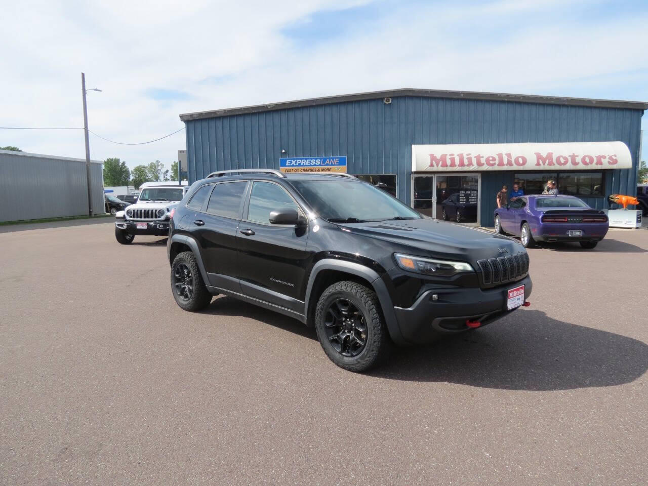 Used 2019 Jeep Cherokee Trailhawk with VIN 1C4PJMBX9KD464901 for sale in Fairmont, Minnesota