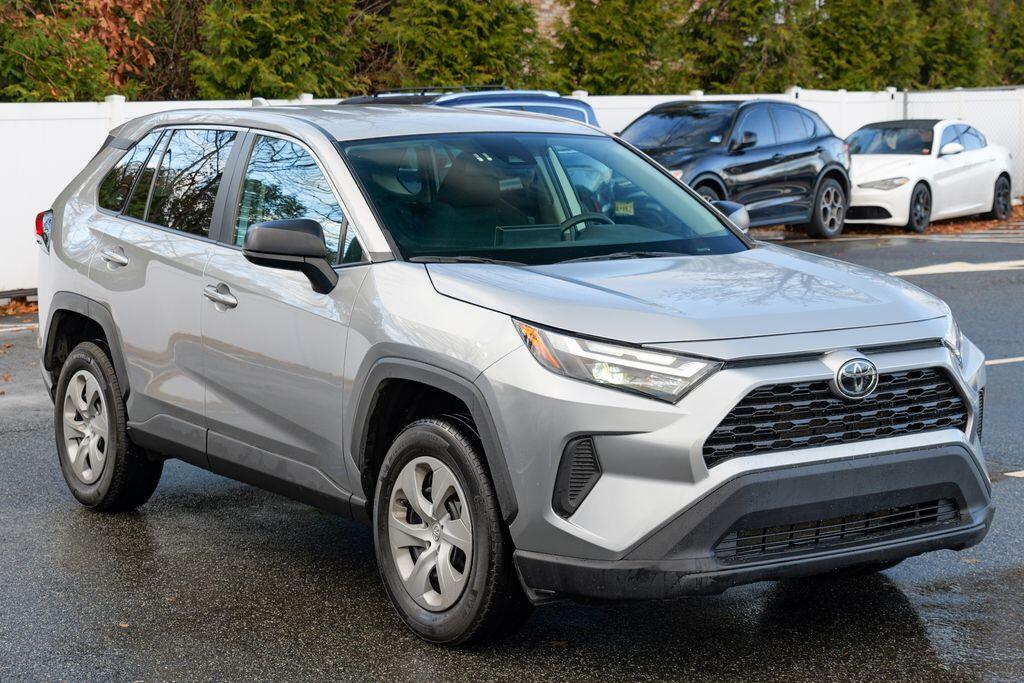 2024 Toyota RAV4 LE - Photo 9