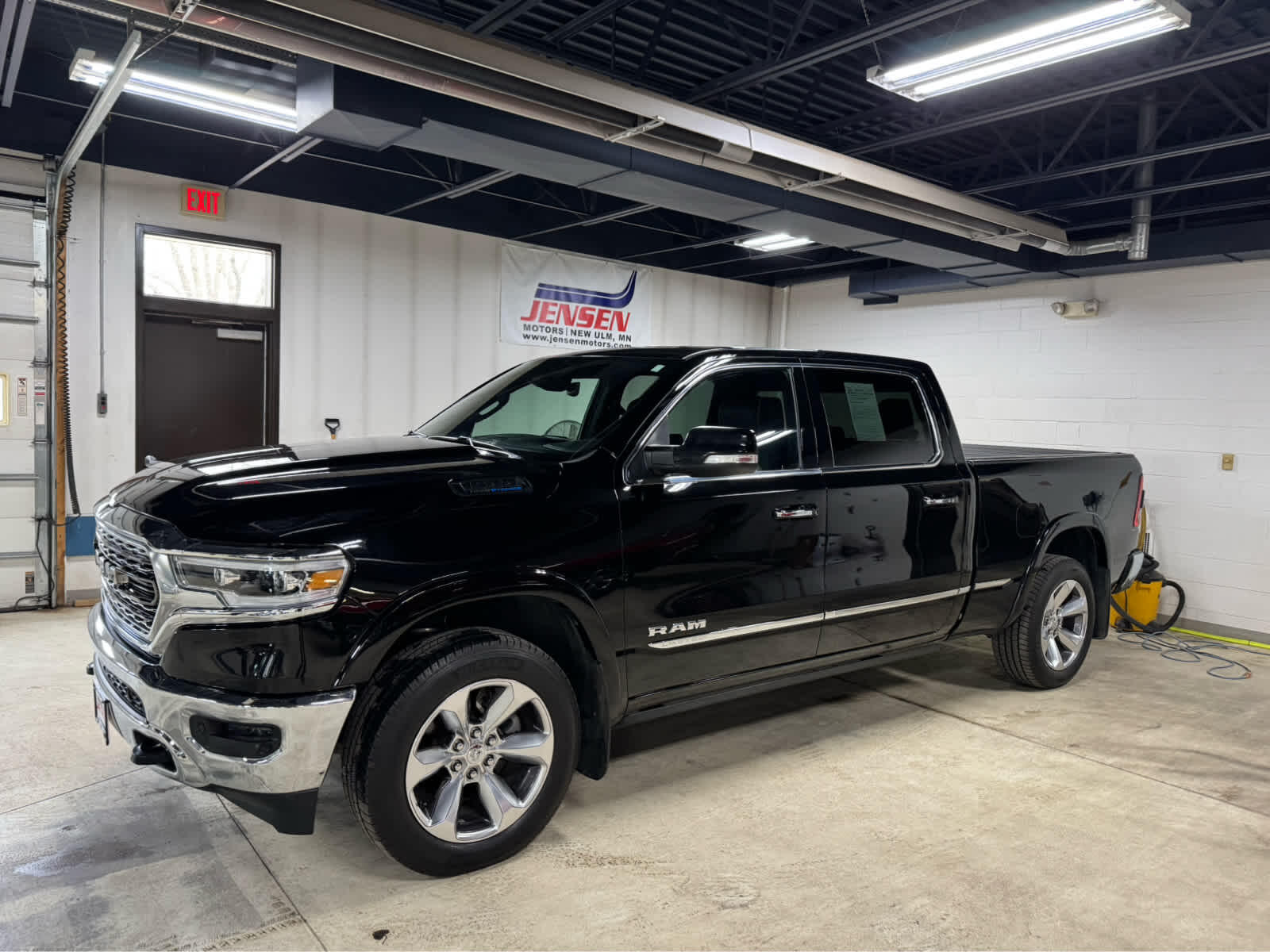 Used 2020 RAM Ram 1500 Pickup Limited with VIN 1C6SRFPT1LN401394 for sale in New Ulm, Minnesota