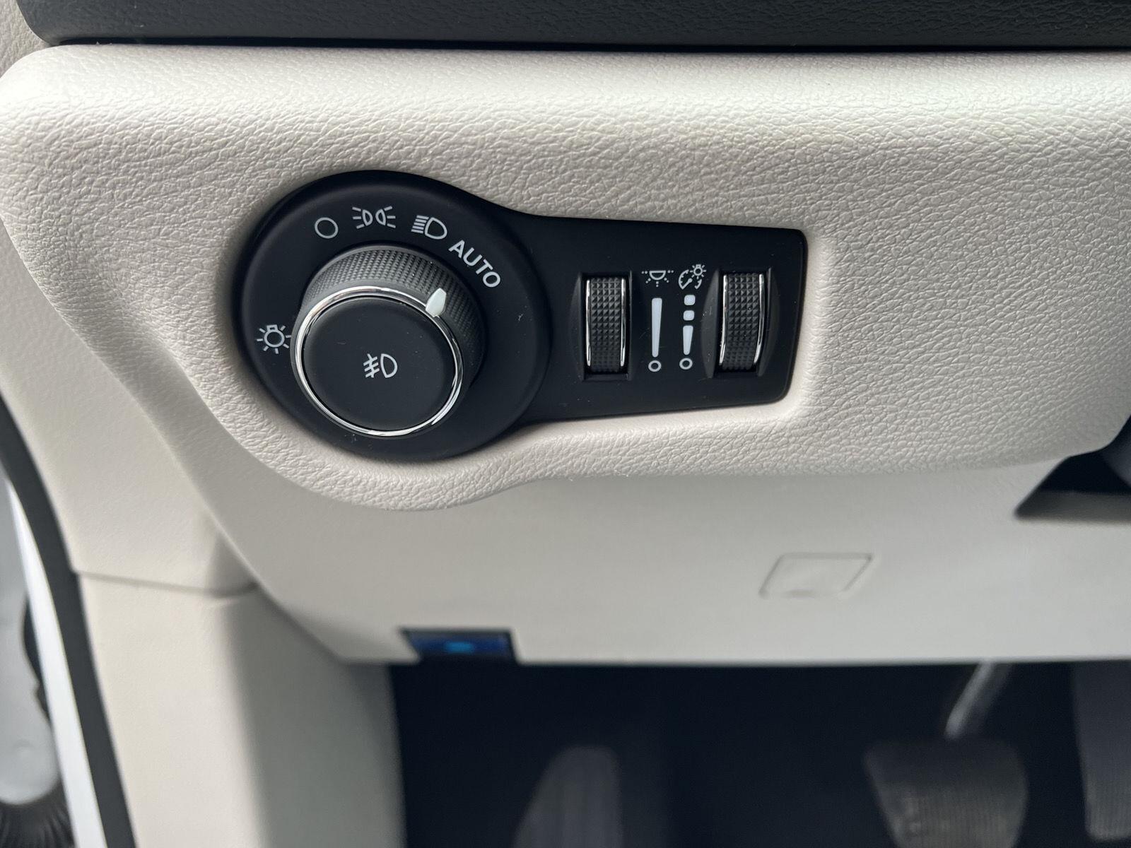 2024 Chrysler Pacifica Touring L - Photo 12