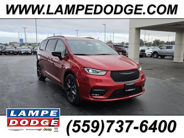 2026 Chrysler Pacifica Limited's photo