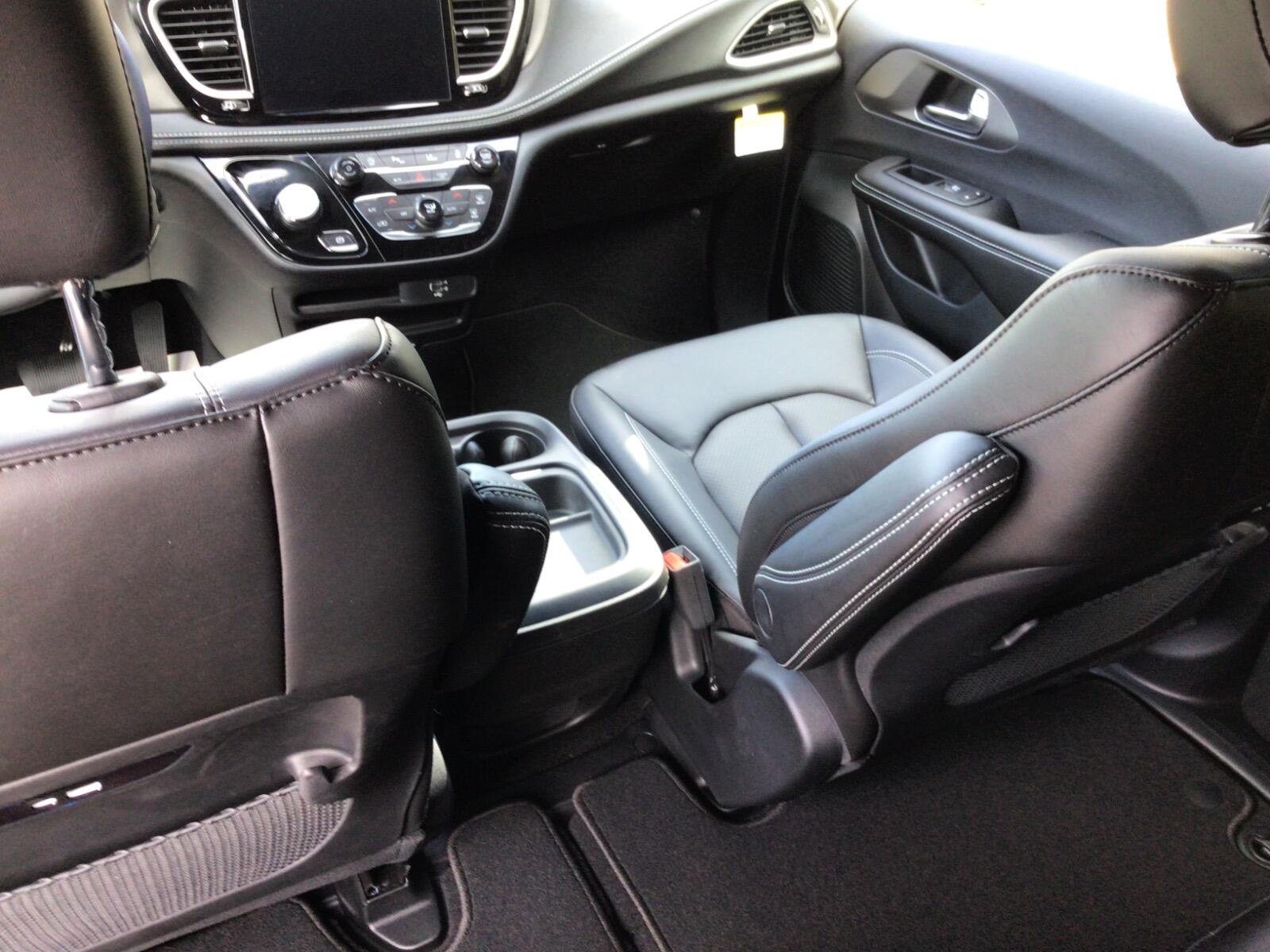 2027 Chrysler Pacifica Select - Photo 14