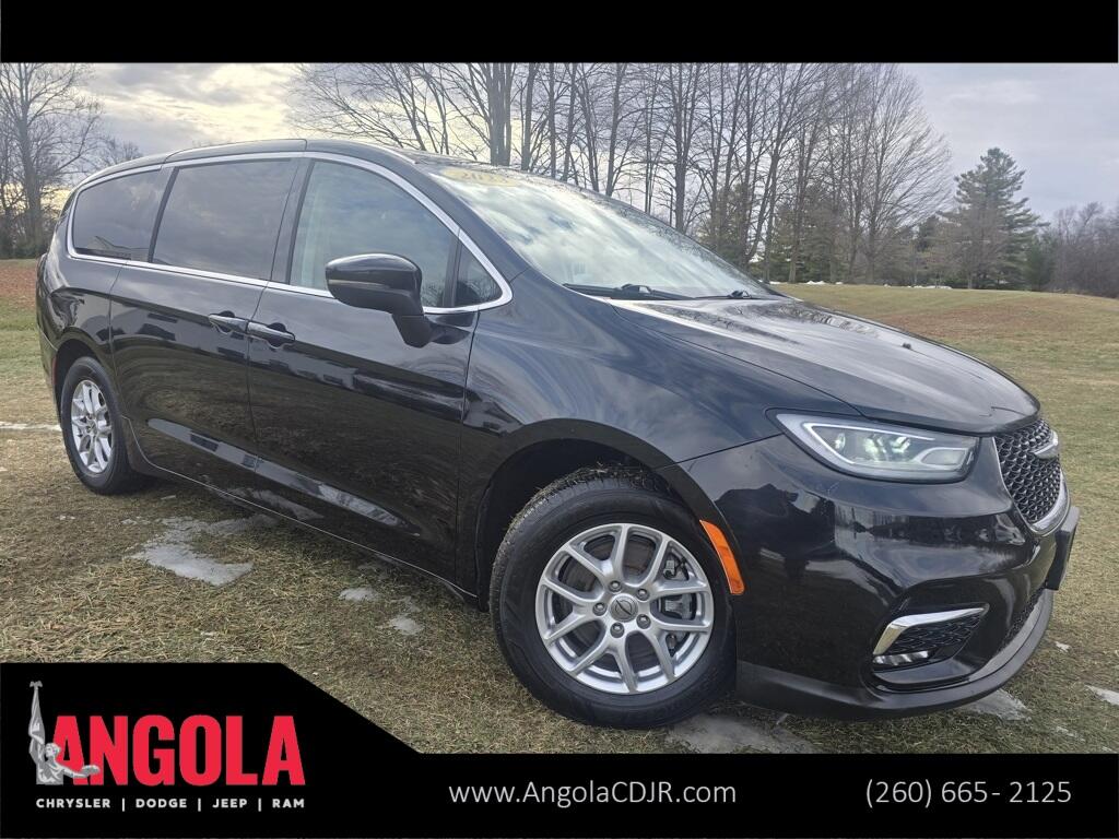 2023 Chrysler Pacifica Touring L's photo