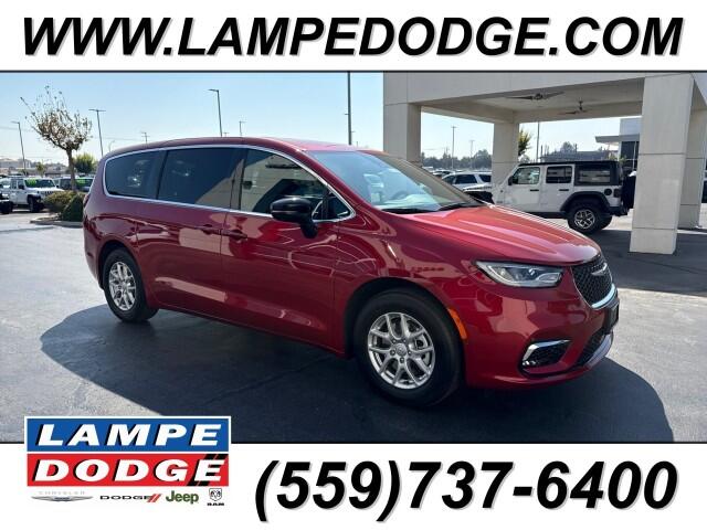 2026 Chrysler Pacifica Select's photo