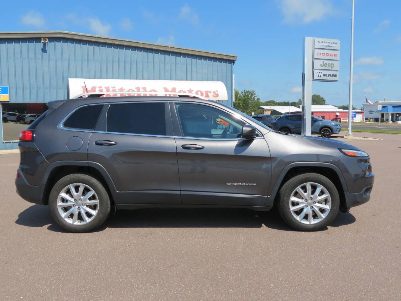 Used 2017 Jeep Cherokee Limited with VIN 1C4PJMDB3HW515498 for sale in Fairmont, Minnesota