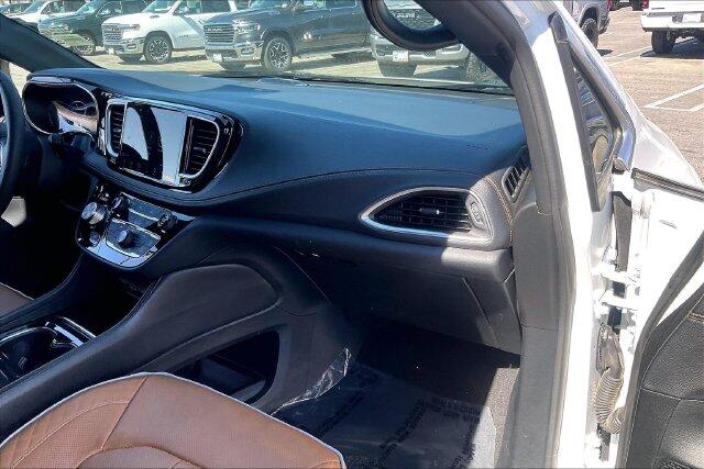 2023 Chrysler Pacifica Hybrid Pinnacle - Photo 16
