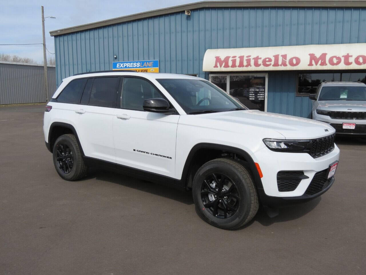 Used 2024 Jeep Grand Cherokee Altitude with VIN 1C4RJHAG7R8577153 for sale in Fairmont, Minnesota