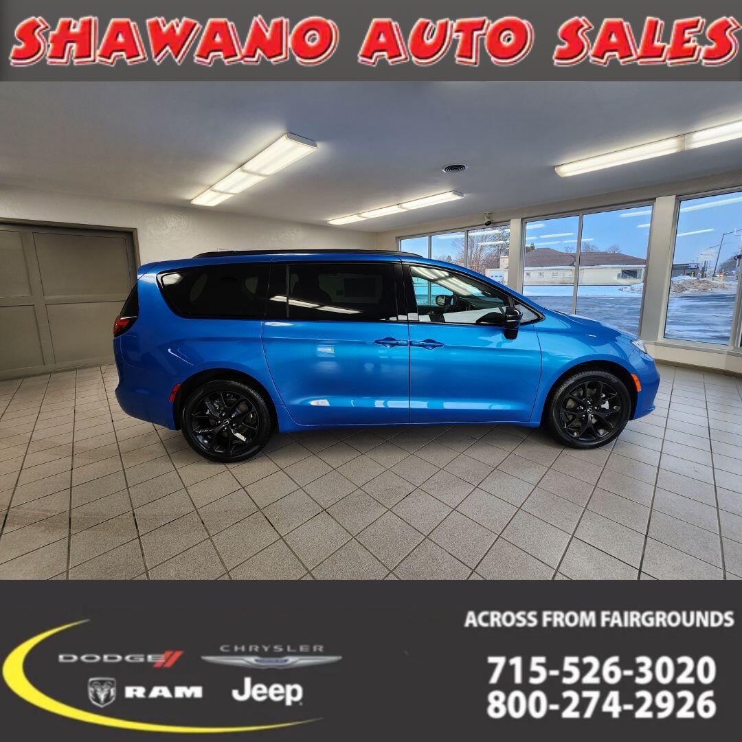 2026 Chrysler Pacifica Select's photo