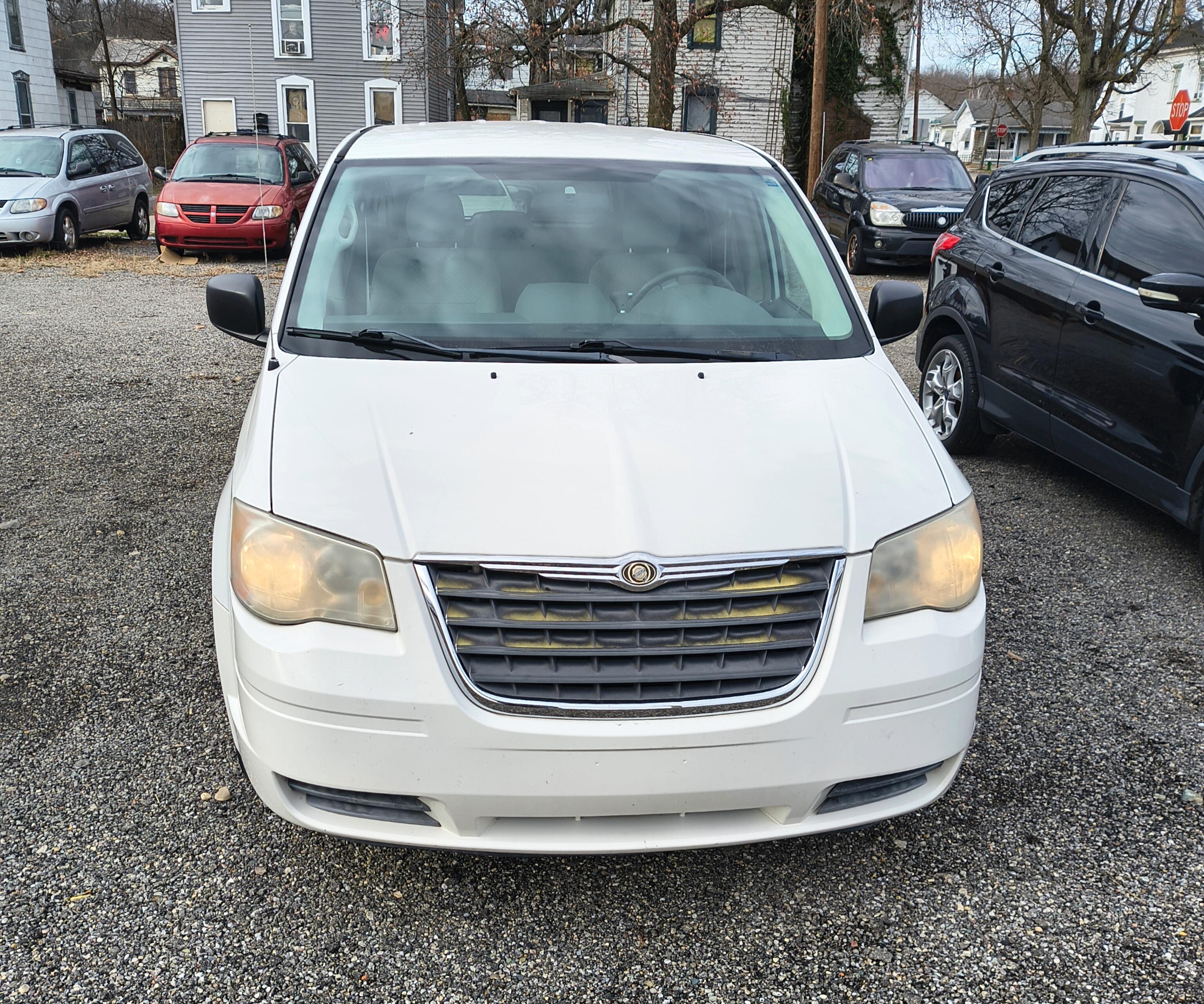 Used 2008 Chrysler Town & Country LX with VIN 2A8HR44H98R103153 for sale in Connersville, IN