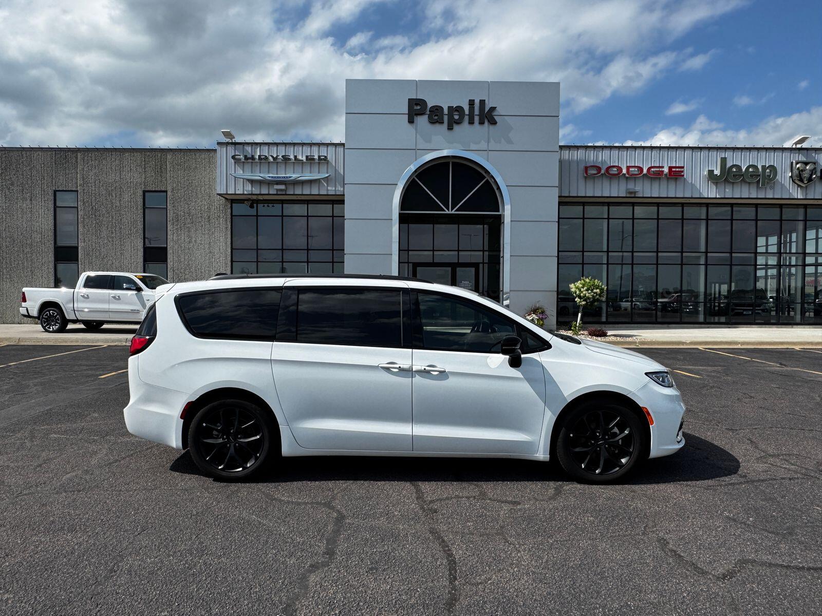 Used 2025 Chrysler Pacifica Limited with VIN 2C4RC1GG2SR515274 for sale in Luverne, Minnesota