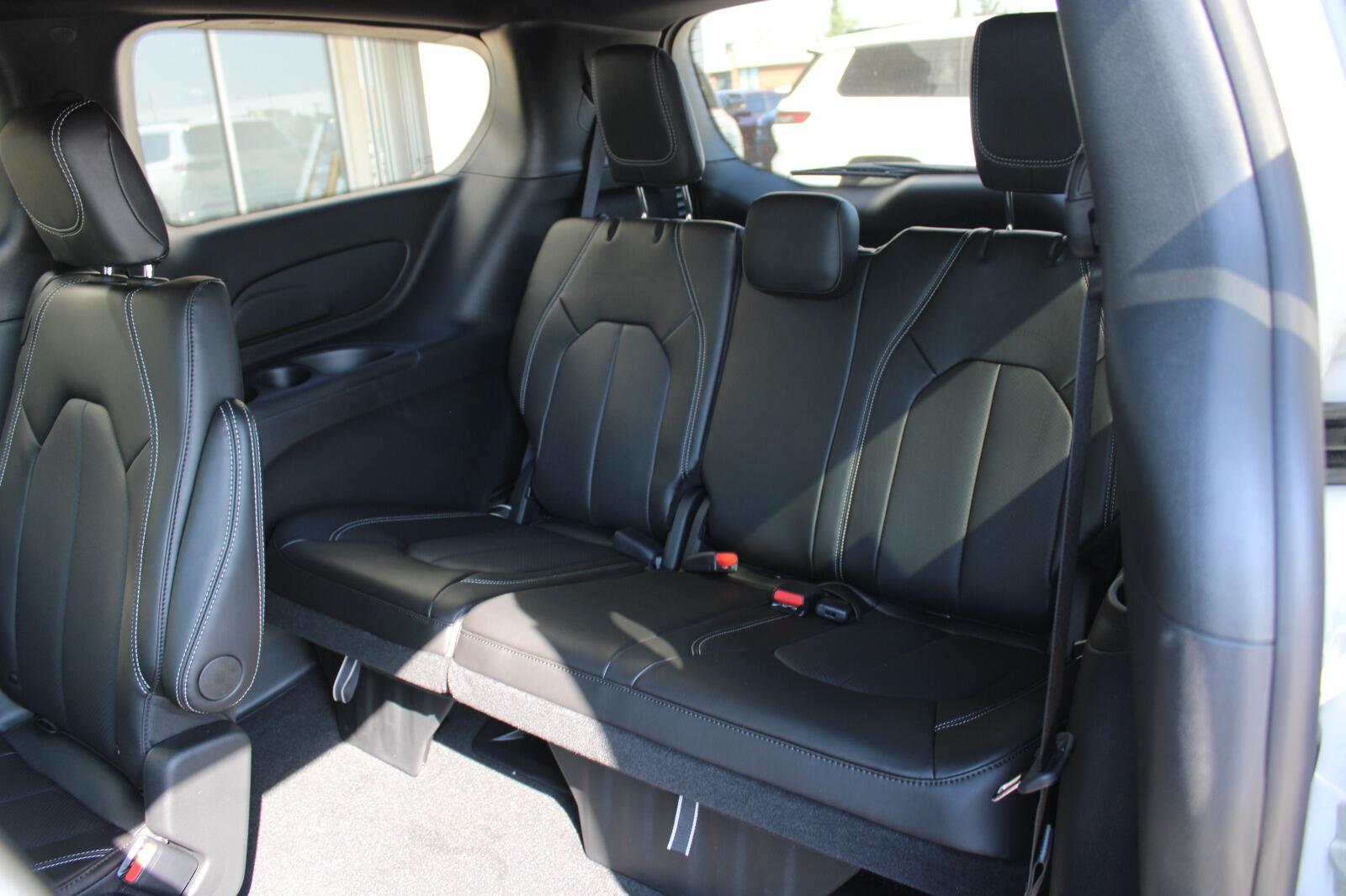 2026 Chrysler Pacifica Select - Photo 31