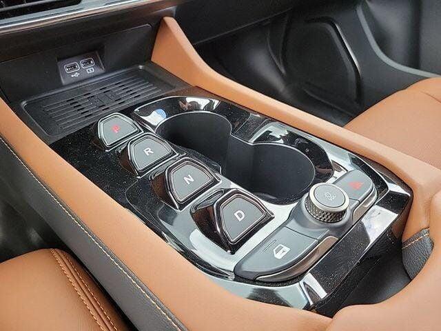 2025 VinFast VF 8 Plus - Photo 21