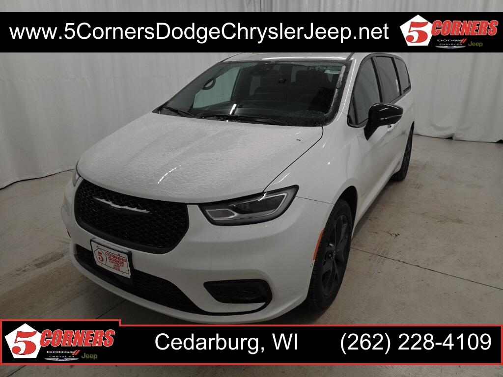 2026 Chrysler Pacifica Limited's photo