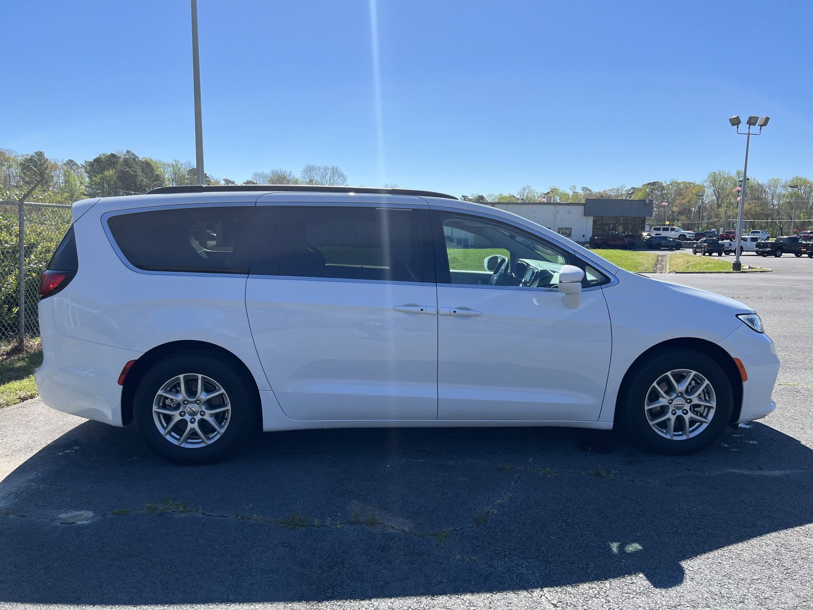 Used 2022 Chrysler Pacifica Touring L with VIN 2C4RC1BG5NR168583 for sale in Suffolk, VA