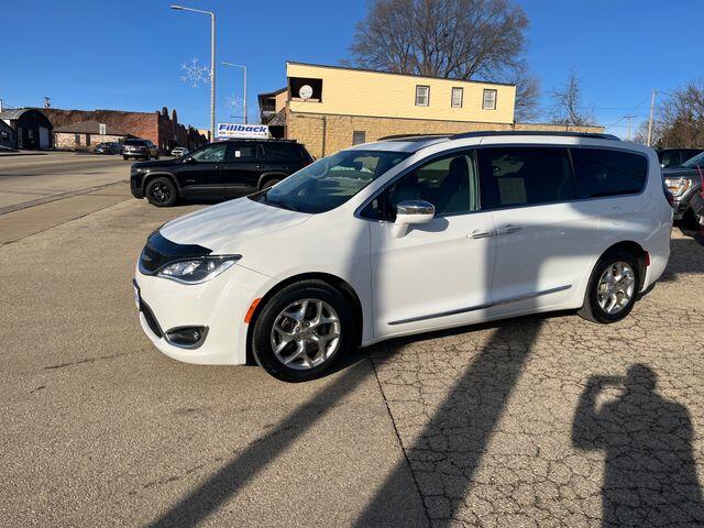 2018 Chrysler Pacifica Limited's photo