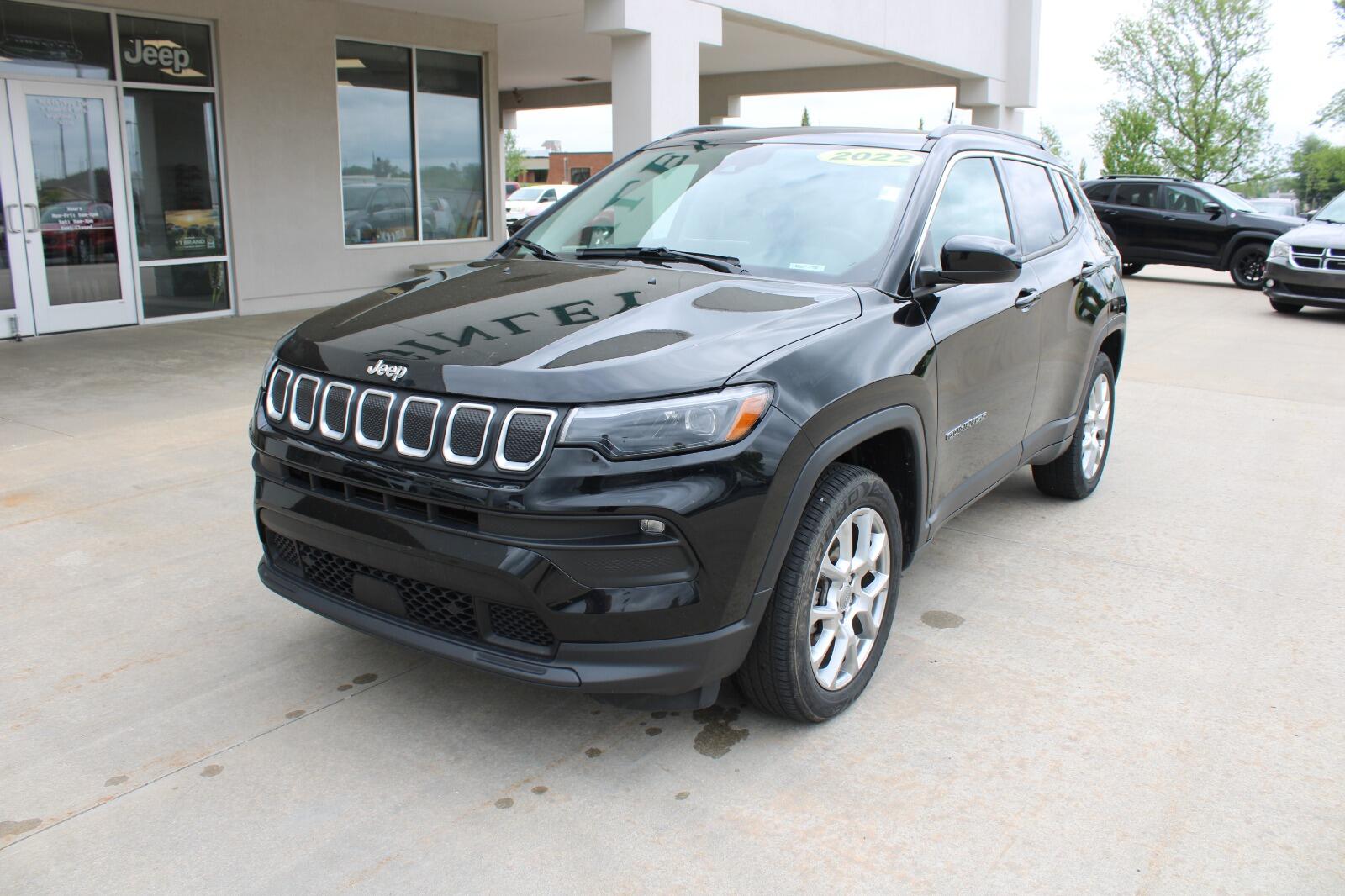 Certified 2022 Jeep Compass Latitude Lux with VIN 3C4NJDFB6NT165984 for sale in Highland, IL
