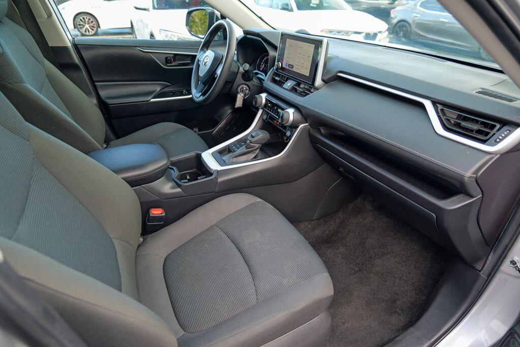 2024 Toyota RAV4 LE - Photo 31