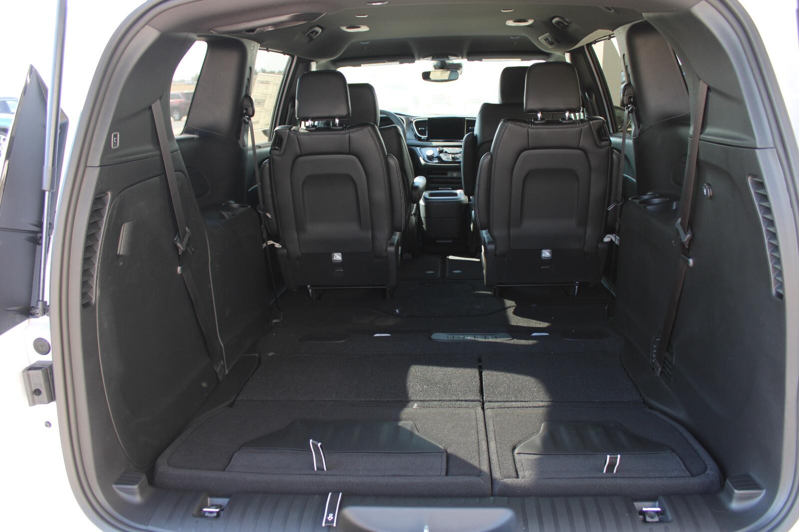 2026 Chrysler Pacifica Select - Photo 28