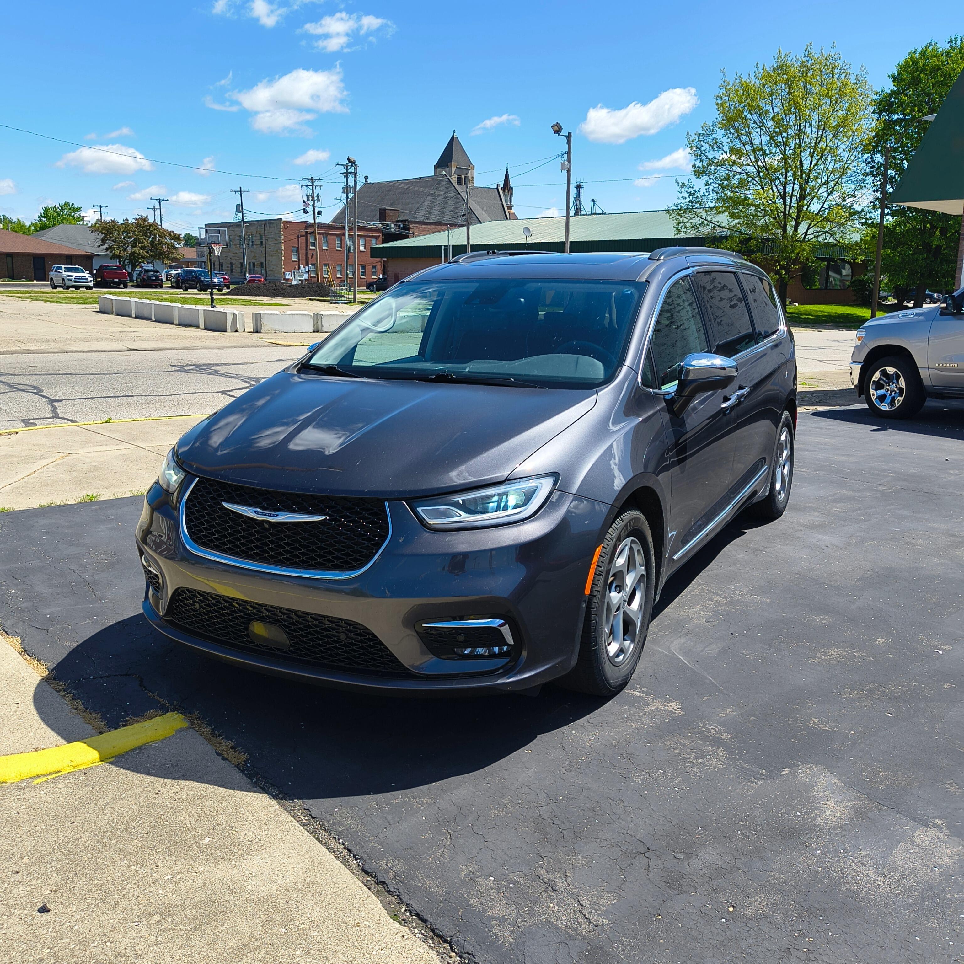 2022 Chrysler Pacifica Limited's photo