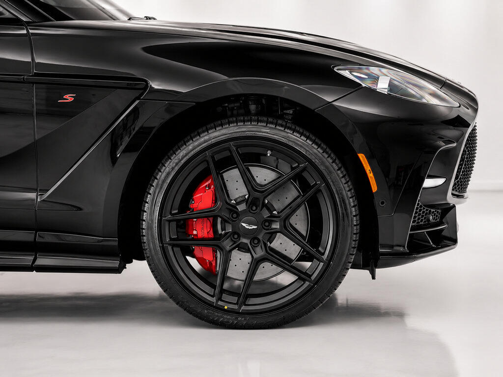 2026 Aston Martin DBX S - Photo 9