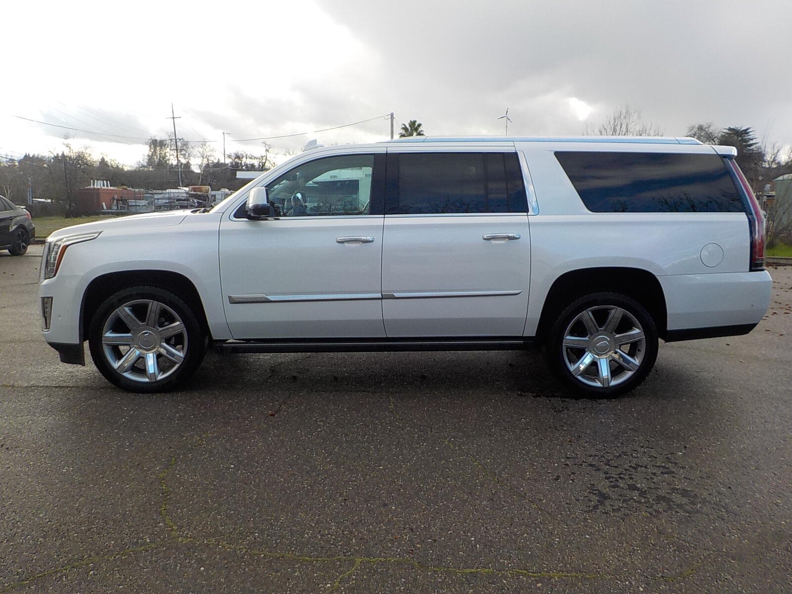 Used 2019 Cadillac Escalade ESV Premium Luxury with VIN 1GYS4JKJ5KR242994 for sale in Redding, CA