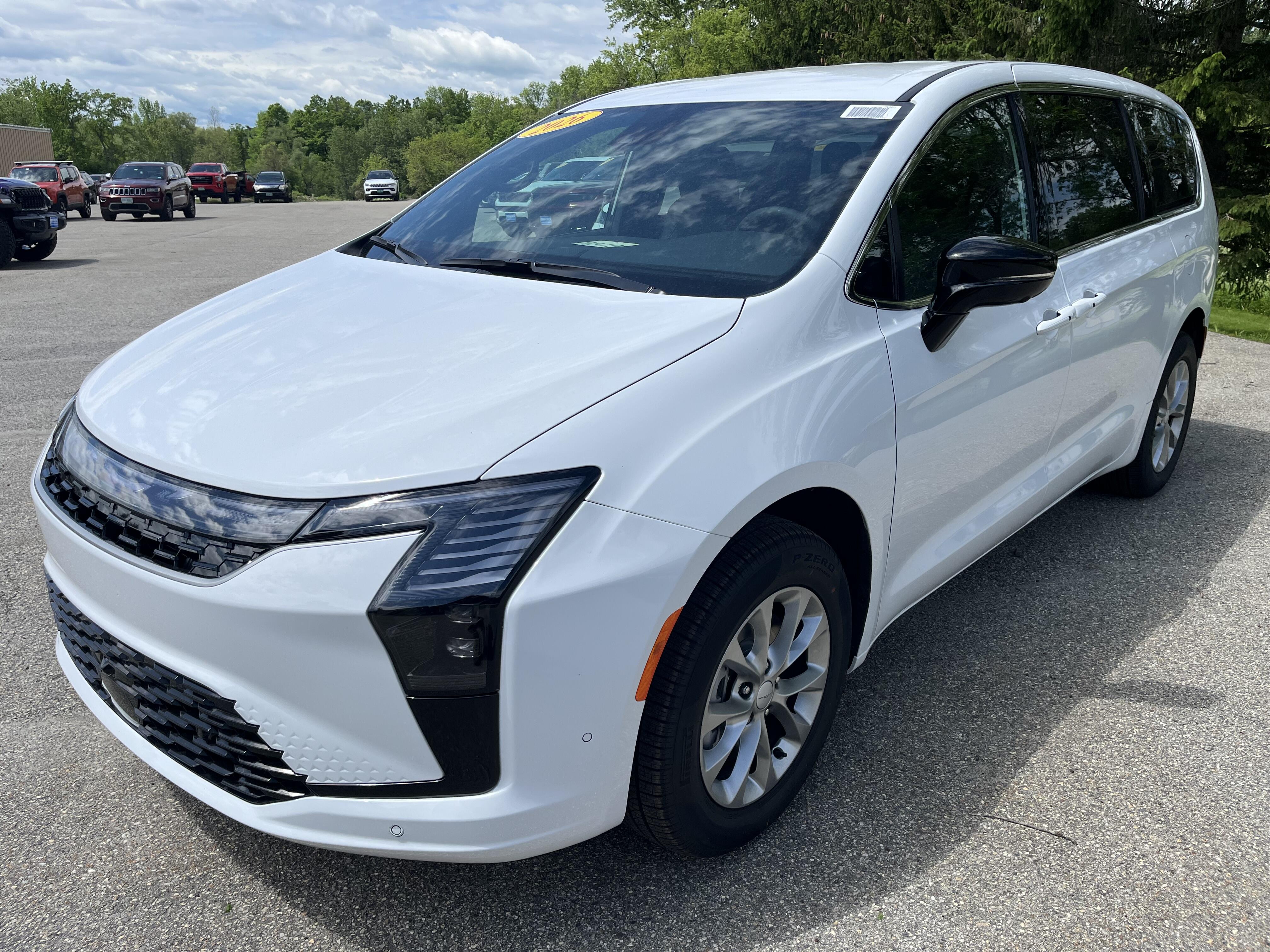 2027 Chrysler Pacifica Select AWD's photo