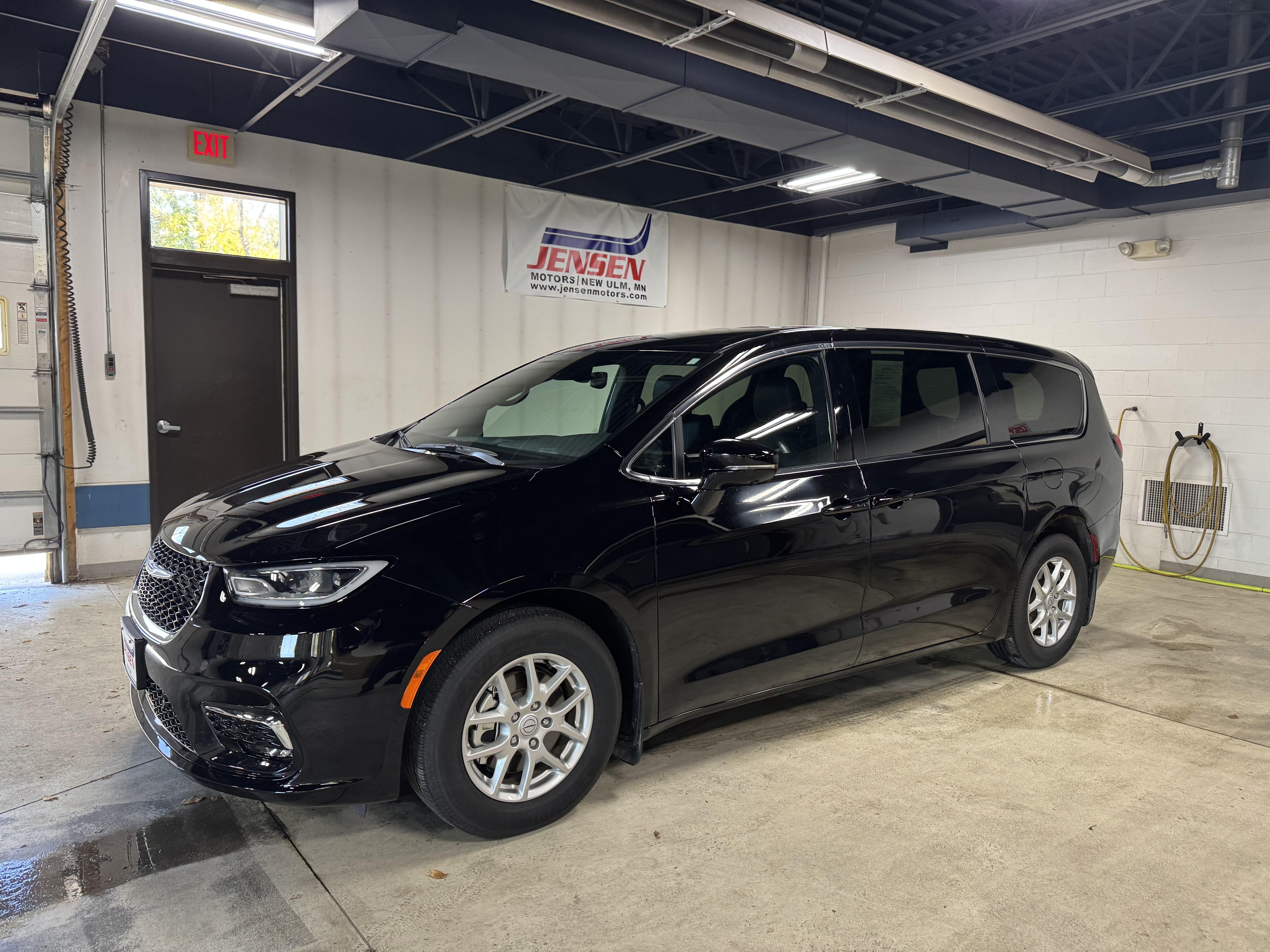 Used 2026 Chrysler Pacifica Select with VIN 2C4RC1BG7TR151653 for sale in New Ulm, Minnesota