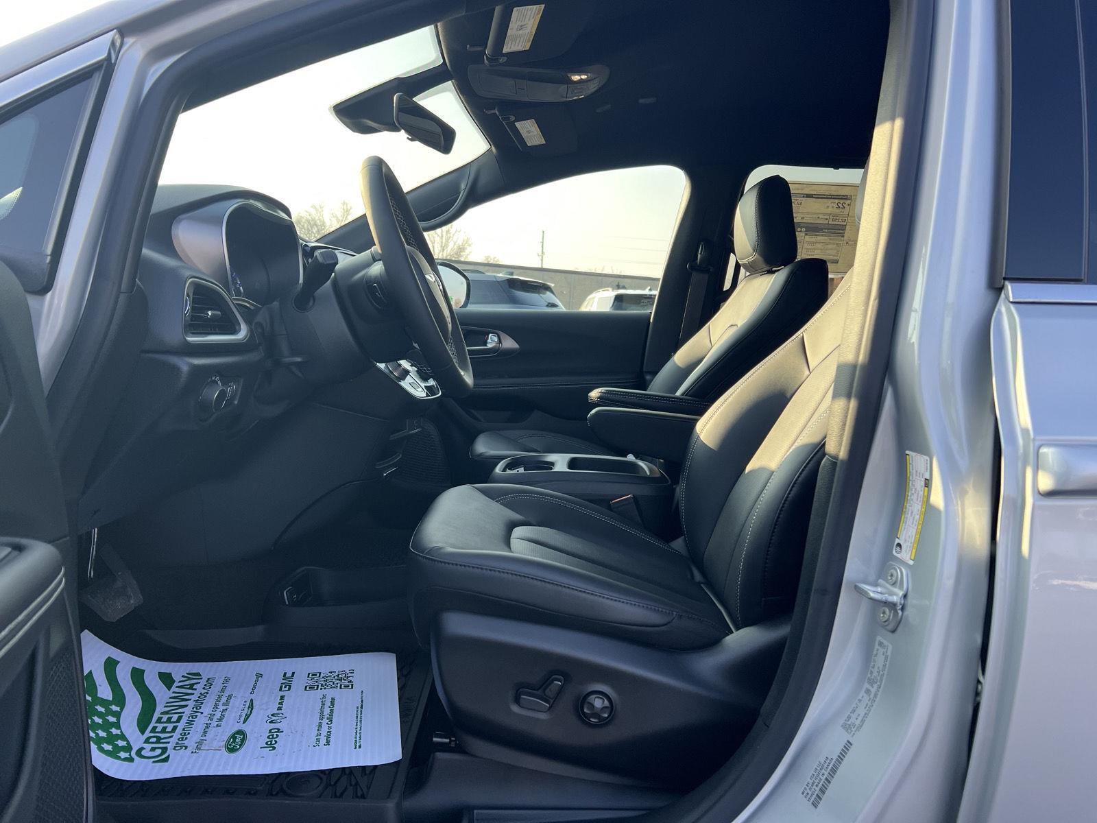 2026 Chrysler Voyager LX - Photo 14