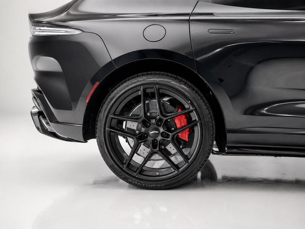 2026 Aston Martin DBX S - Photo 10