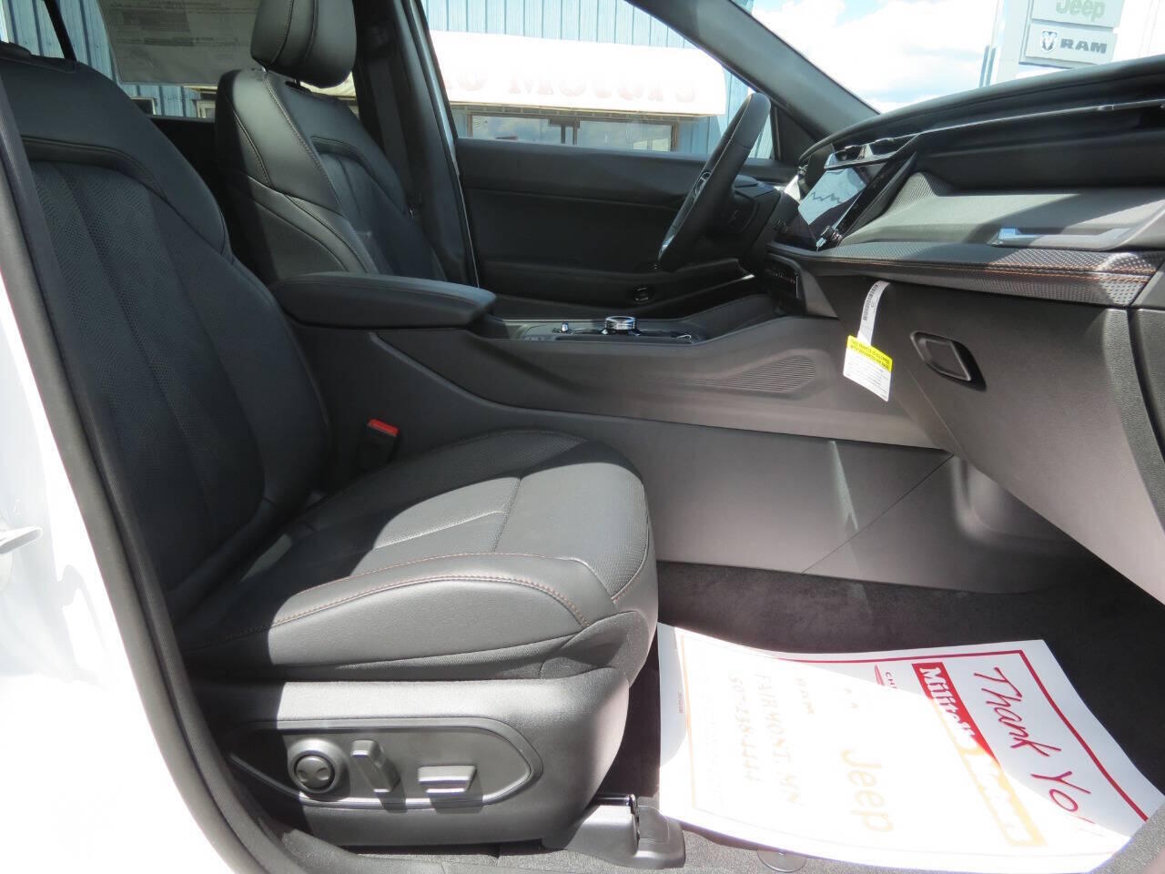 2026 Jeep Cherokee Overland - Photo 14