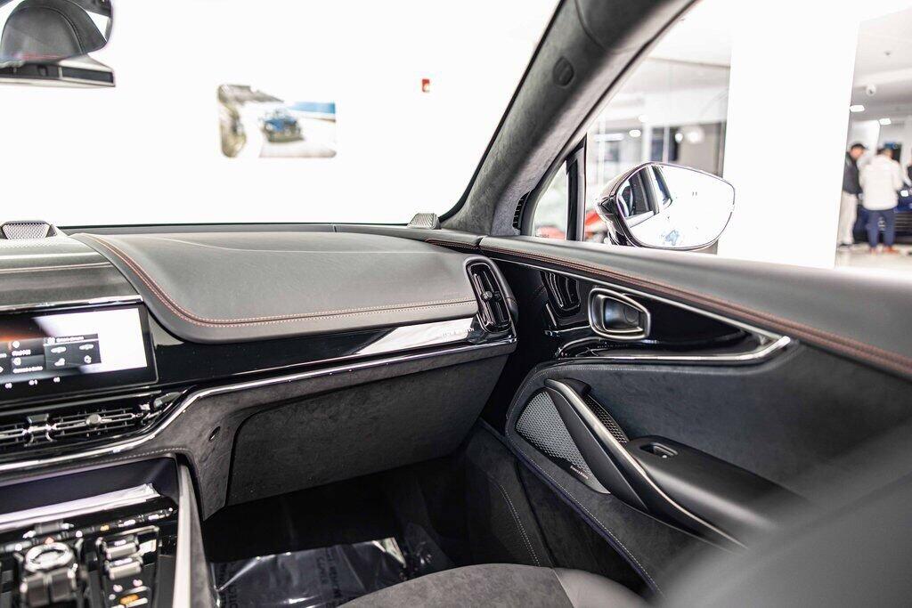 2026 Aston Martin DBX S - Photo 39