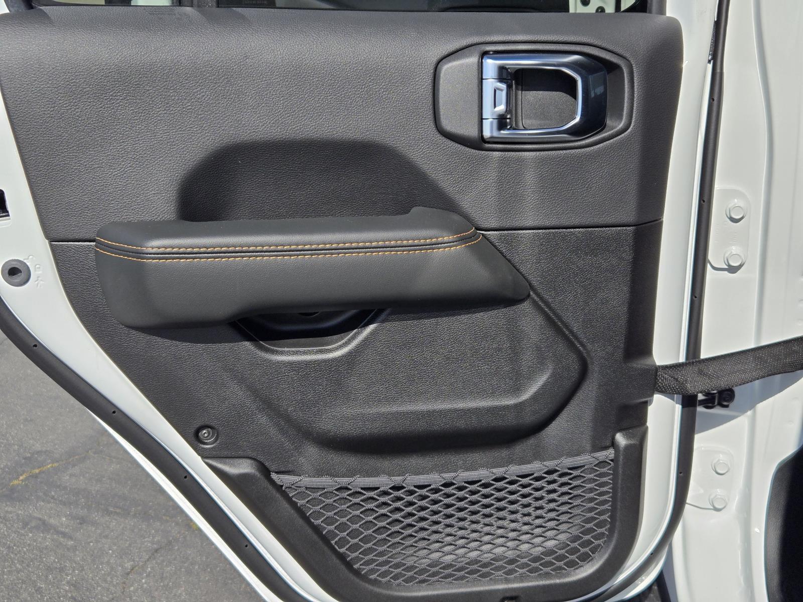 2025 Jeep Wrangler 4-Door Sahara - Photo 28