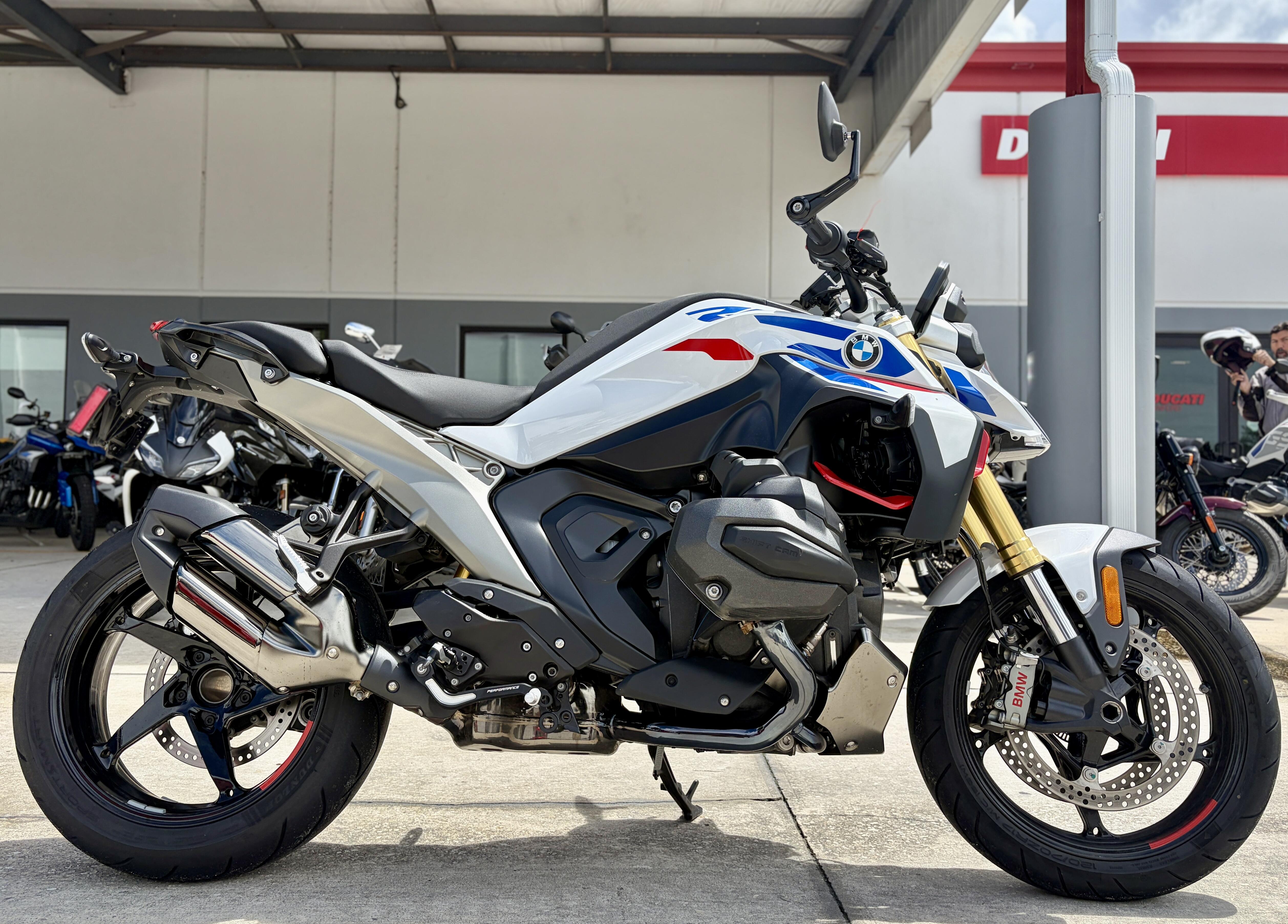 2026 BMW R1300R