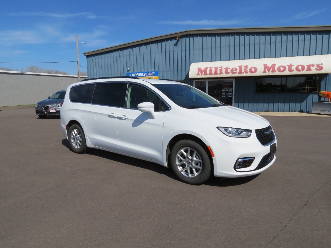 Used 2022 Chrysler Pacifica Touring L with VIN 2C4RC1BGXNR206406 for sale in Fairmont, Minnesota