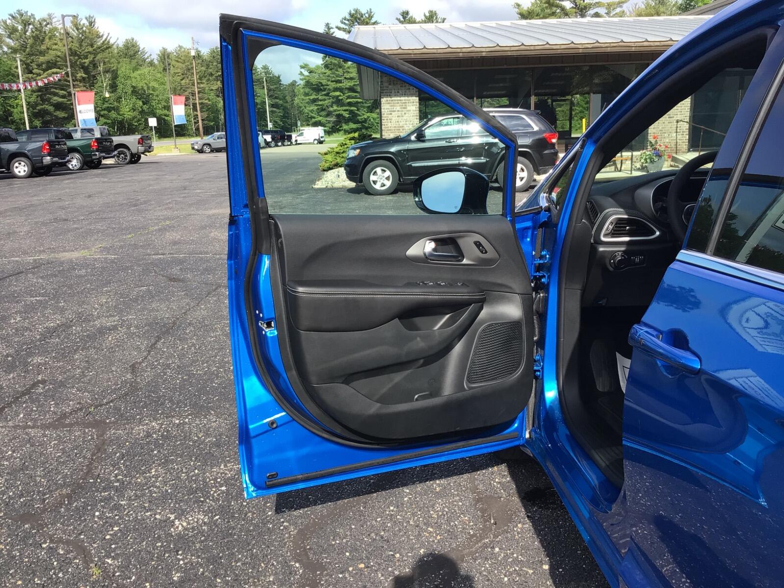 2027 Chrysler Pacifica Select - Photo 9